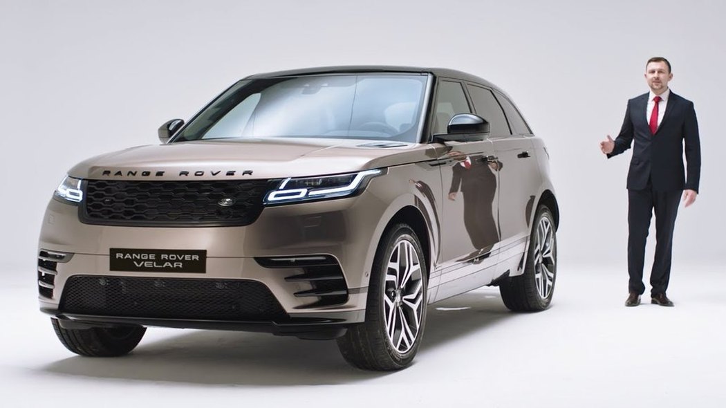 Кадр из ролика Range Rover Velar: автомобиль и ведущий в студии